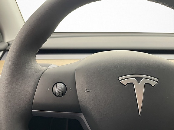 Tesla Model Y 15 of 30