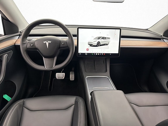 Tesla Model Y 16 of 30