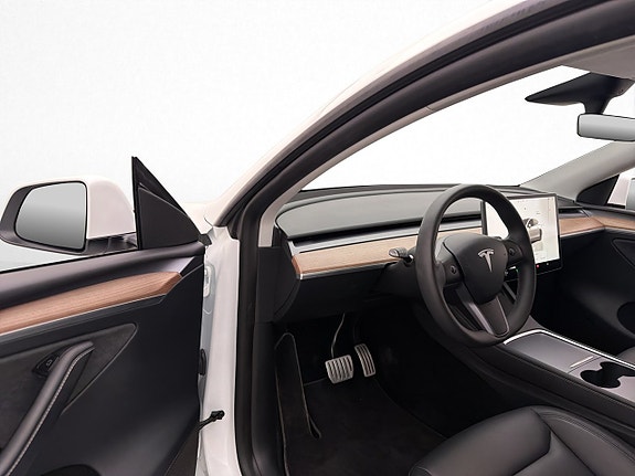 Tesla Model Y 12 of 30