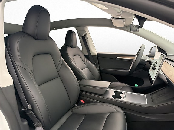 Tesla Model Y 27 of 30
