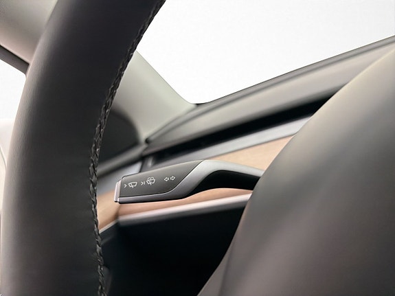 Tesla Model Y 17 of 30