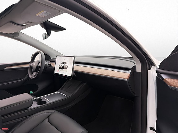 Tesla Model Y 28 of 30