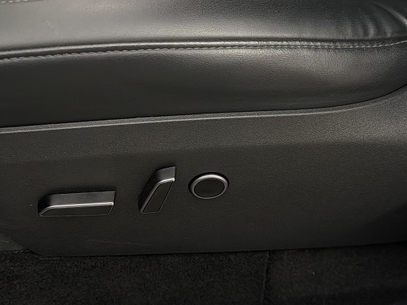 Tesla Model Y 14 of 30
