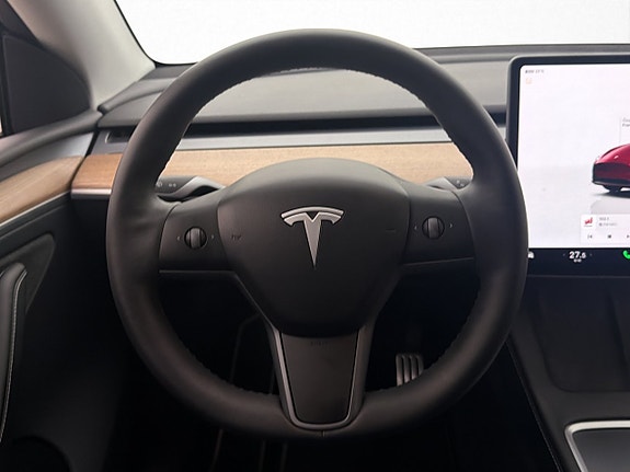 Tesla Model Y 16 of 30