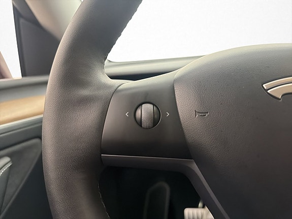Tesla Model Y 17 of 30