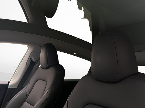 Tesla Model Y 14 of 30