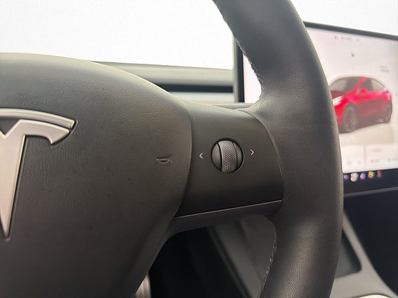 Tesla Model Y 18 of 30