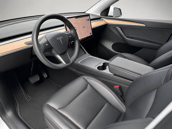 Tesla Model Y 4 of 19