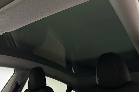 Tesla Model Y 15 of 19