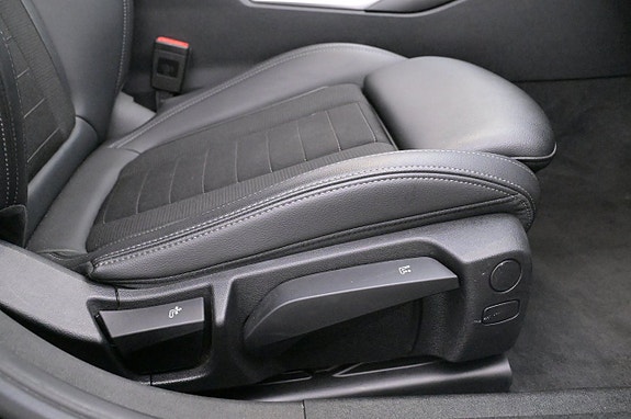 BMW 330e 14 of 27