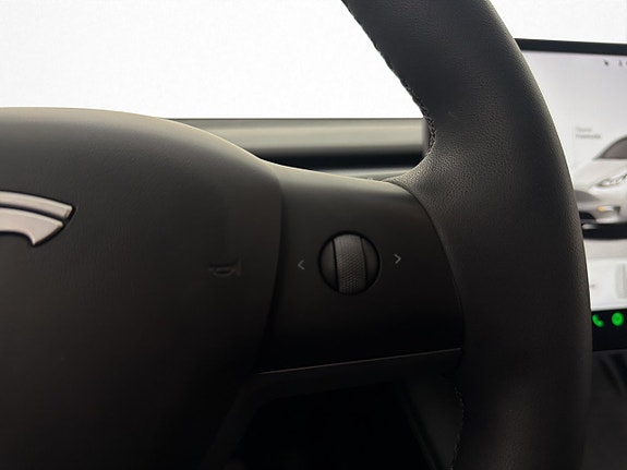 Tesla Model Y 18 of 30
