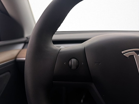 Tesla Model Y 17 of 30