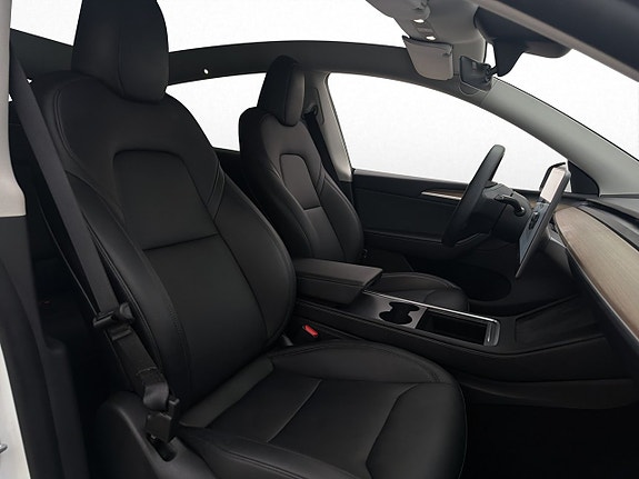 Tesla Model Y 28 of 30