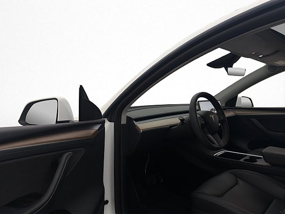 Tesla Model Y 12 of 30