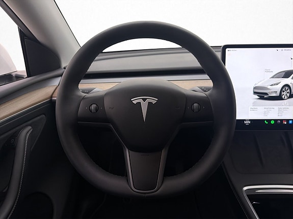 Tesla Model Y 16 of 30