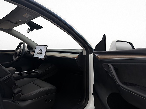 Tesla Model Y 29 of 30
