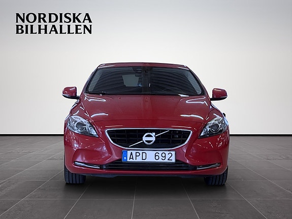 Volvo V40 2 of 15