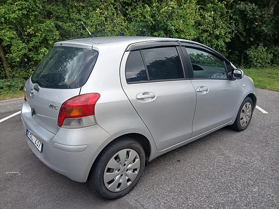 Toyota Yaris 4 of 10