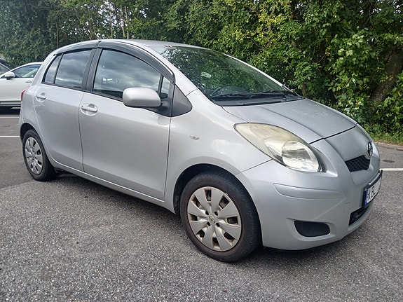 Toyota Yaris 3 of 10