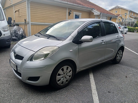 Toyota Yaris 2 of 10
