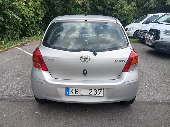 Toyota Yaris 5 of 10