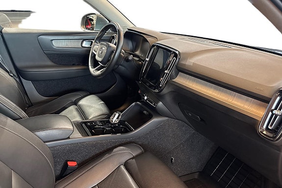 Volvo XC40 7 of 28