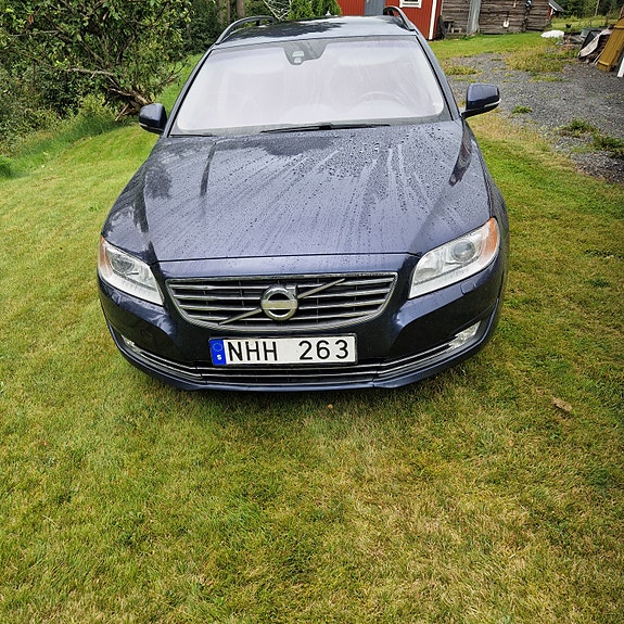Volvo V70 2 of 12