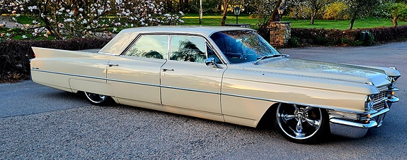 Cadillac Sedan DeVille 4 of 7