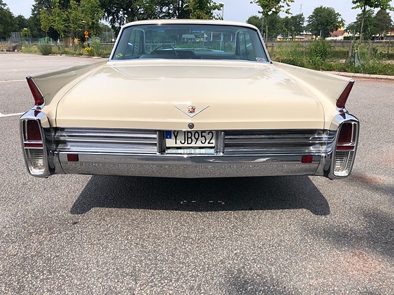 Cadillac Sedan DeVille 2 of 7