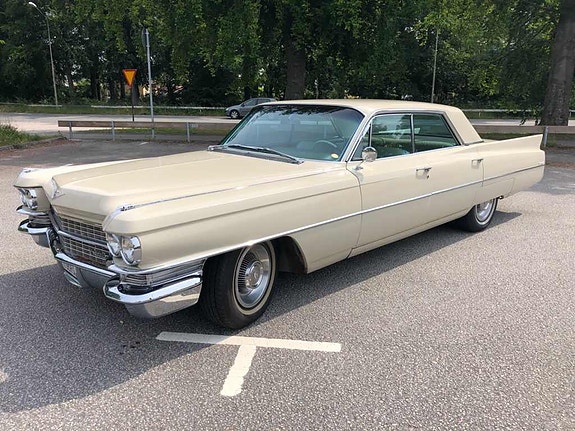 Cadillac Sedan DeVille 3 of 7
