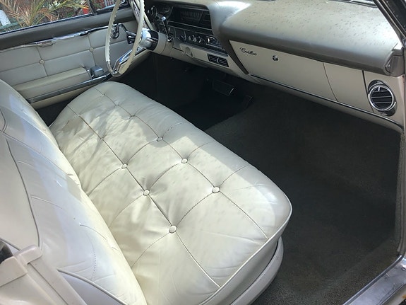 Cadillac Sedan DeVille 5 of 7