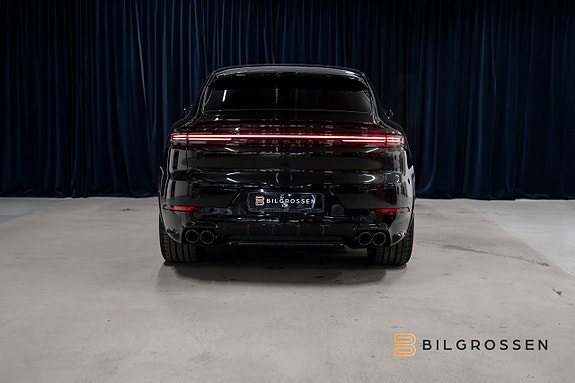 Porsche Cayenne 4 of 18