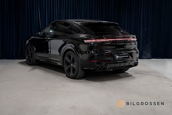 Porsche Cayenne 3 of 18
