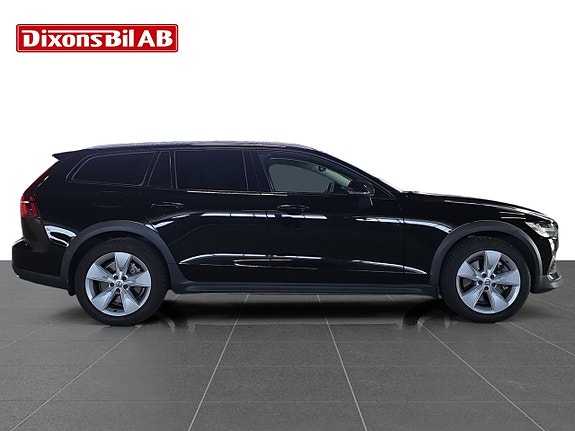 Volvo V60 Cross Country 2 of 15