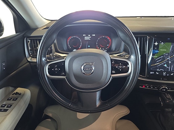 Volvo V60 Cross Country 6 of 15