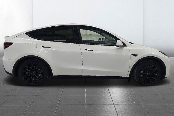 Tesla Model Y 4 of 16