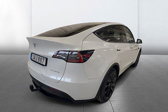 Tesla Model Y 5 of 16