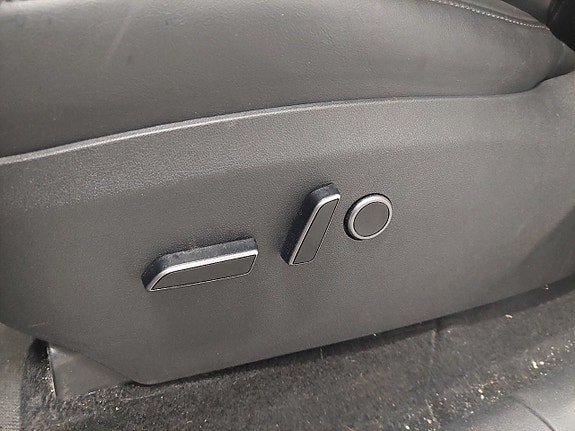 Tesla Model Y 9 of 16