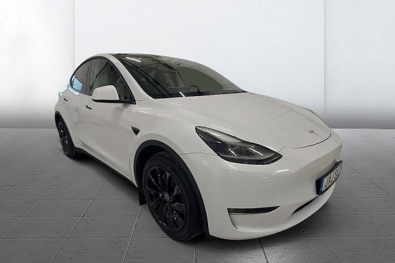 Tesla Model Y 3 of 16
