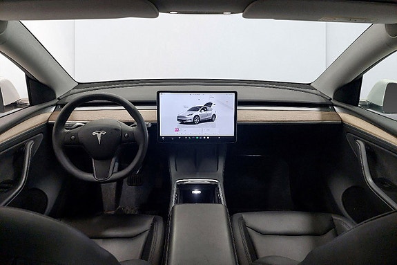 Tesla Model Y 10 of 16