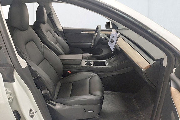 Tesla Model Y 7 of 16