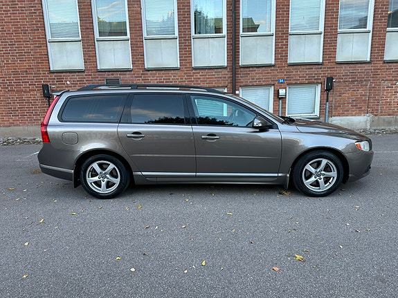 Volvo V70 2 of 10