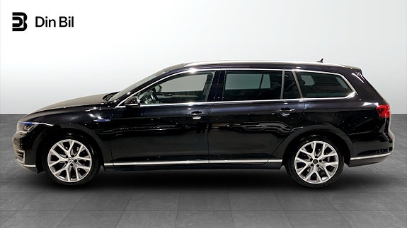 Volkswagen Passat 2 of 12