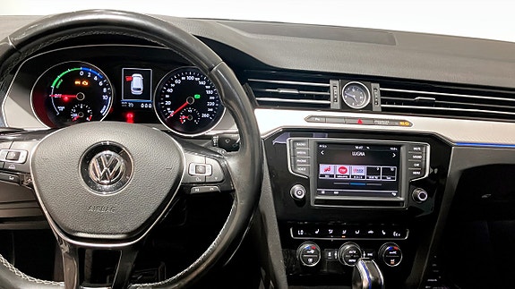 Volkswagen Passat 10 of 12