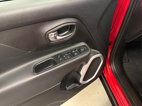 Jeep Renegade 9 of 18