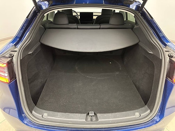 Tesla Model Y 10 of 12