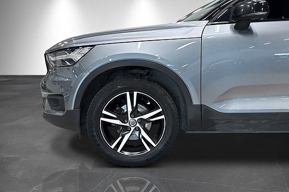 Volvo XC40 2 of 23