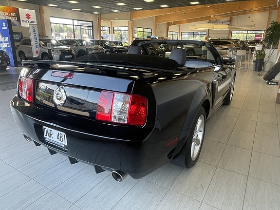 Ford Mustang 7 of 14