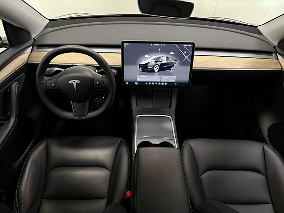 Tesla Model Y 16 of 21