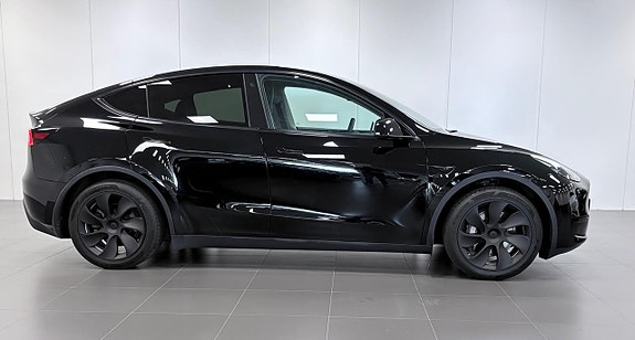 Tesla Model Y 8 of 21